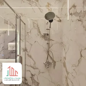 بديل الرخام حول الدش بالحمام